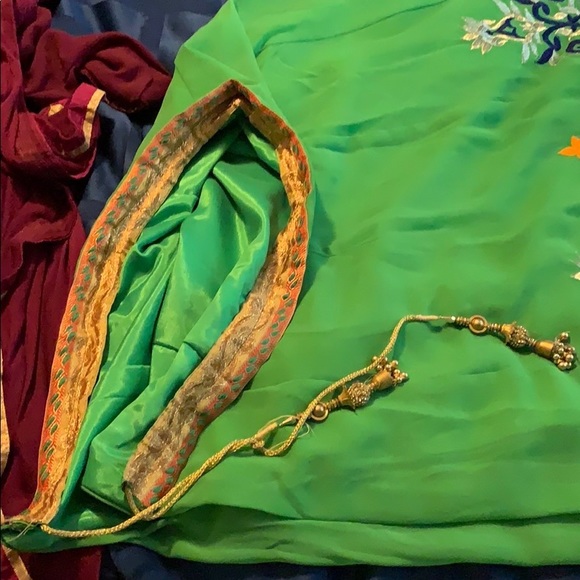 Beautiful Lehenga worn a couple time - Picture 4 of 7